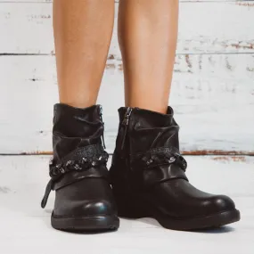 Women's Autumn/Winter Round Toe Ankle Boots With Metal Decorations